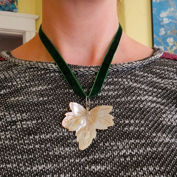 Mother of Pearl Leaf Pendant Velvet Choker - Picture 1 of 8